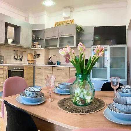 Two Bedroom - Alexandrovska - Location - Bus, Train And Marine Stations, Next To Sea Garden And アパート