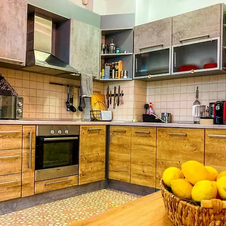 Two Bedroom - Alexandrovska - Location - Bus, Train And Marine Stations, Next To Sea Garden And Apartmán